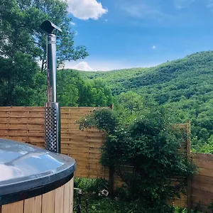 Maison d'hôtes Aurinko : Caravane Avec Bain Nordique, Roquefort-Les-Cascades